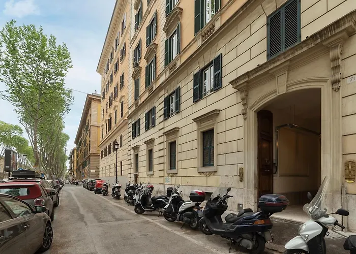 Guesthost - Rione Prati Quiet & Cozy Апартаменты *